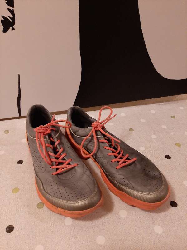 Gráir / bleikir reimaðir strigaskór