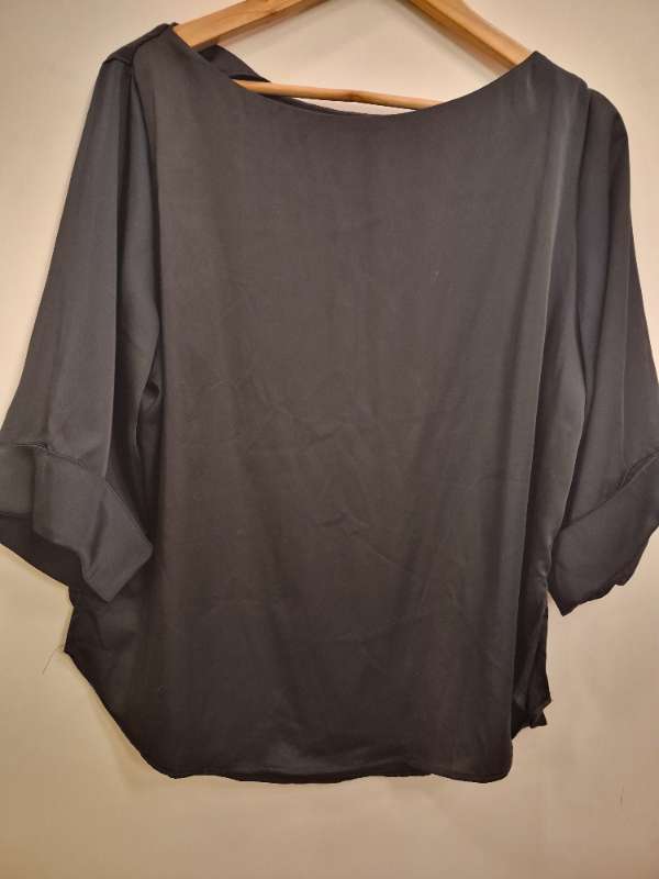 Svört satínblússa