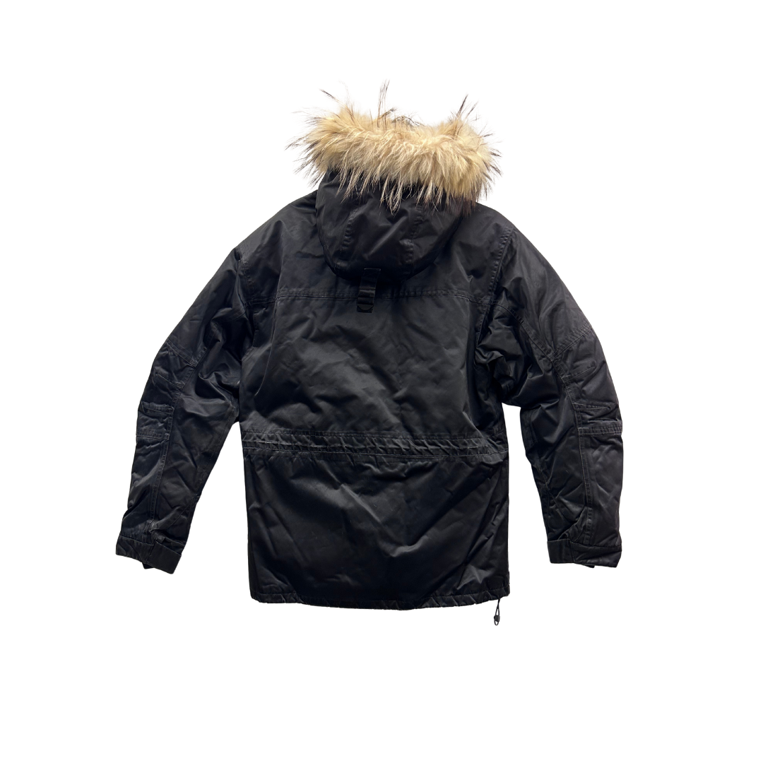 66N svört úlpa m loðkraga