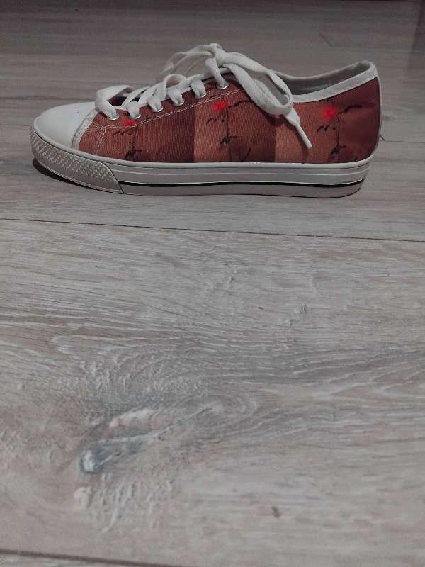 Hönnunarskór, brúnir og mynstraðir