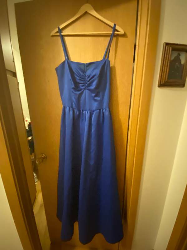 Glæsilegur blár síður kjóll