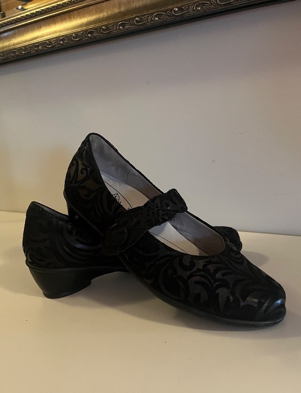 Skór Svartir- m/bandí yfir ristina