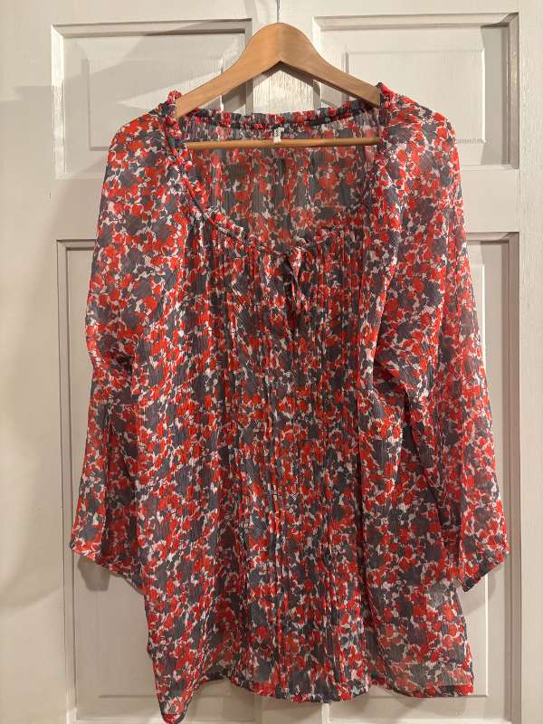 Rauð og grá blússa