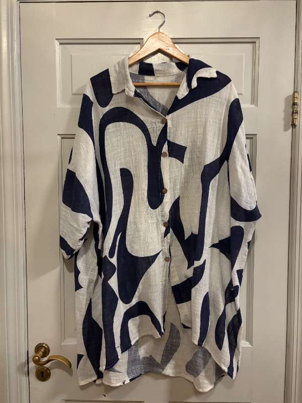 Blá og hvít skyrta