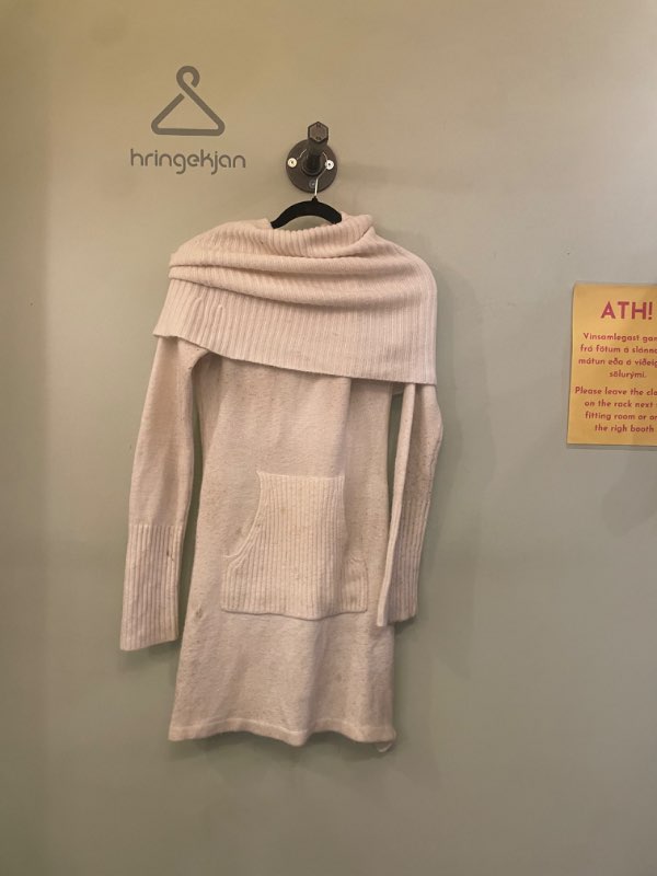 Hvítur rúllukragakjóll