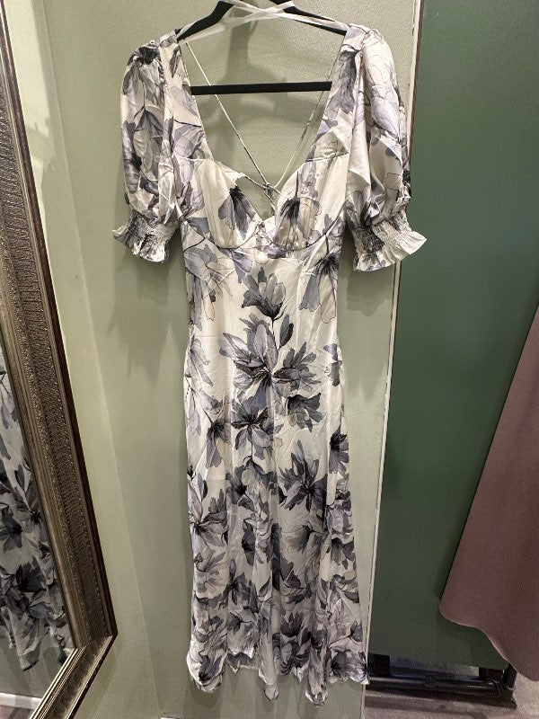 Ónotaður Selfie Leslie blóma kjóll