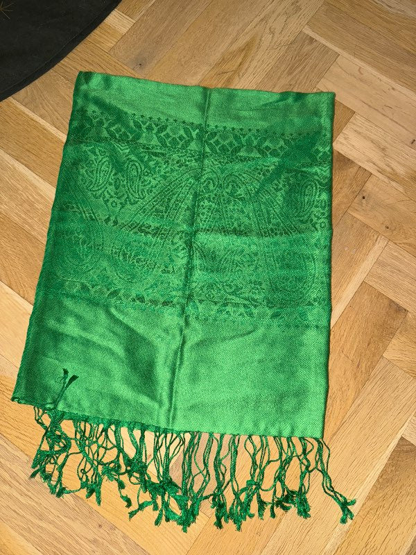 Grænn munstraður silki klútur