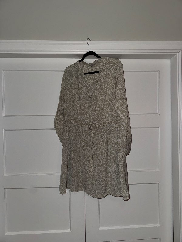 Ljós munstraður kjóll