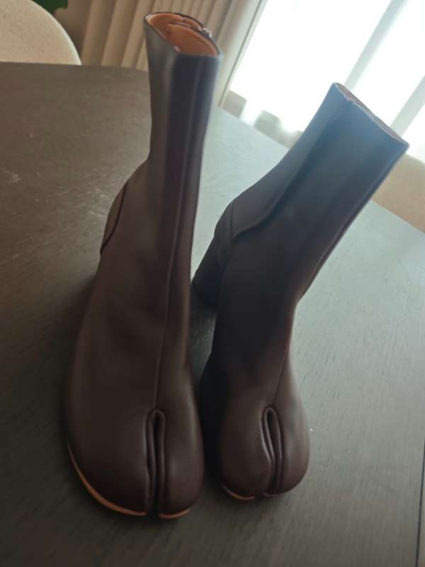 27 boots red
