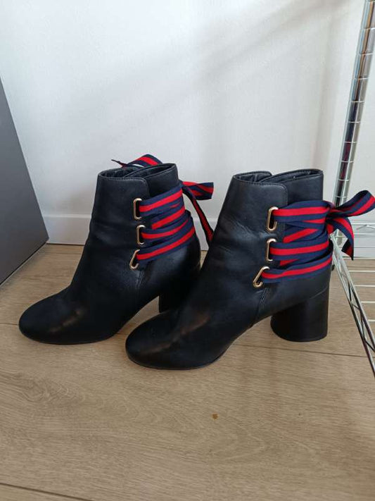 Asos stígvél með slaufu