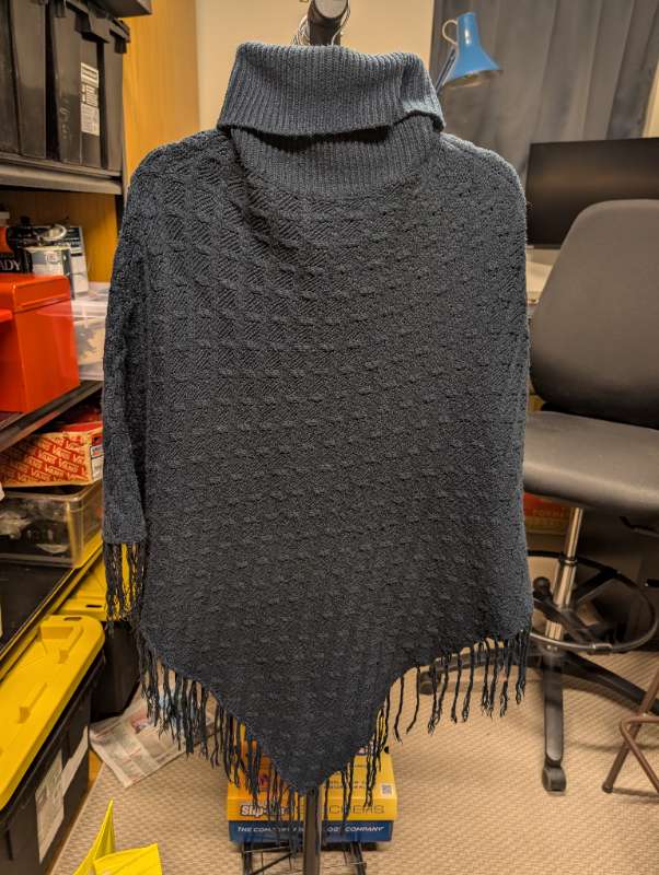 Poncho Svart M/Kraga