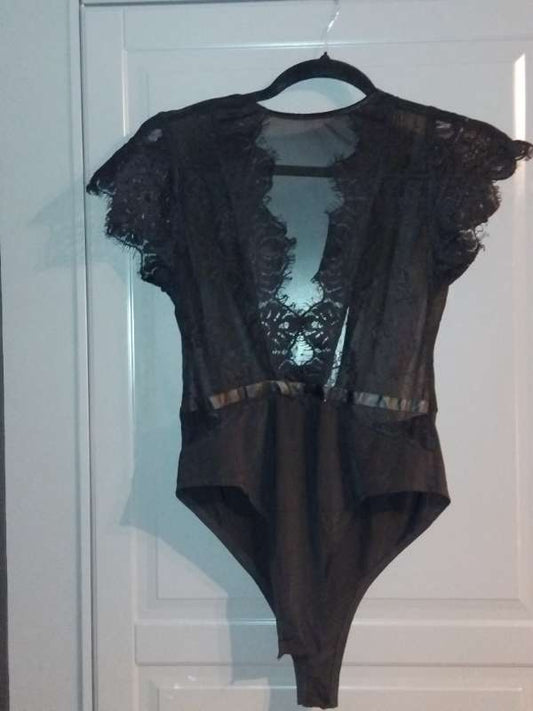 Onesie black w/frills