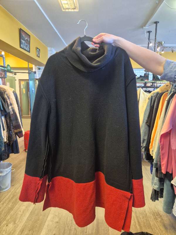 Oversized sérsaumuð peysa