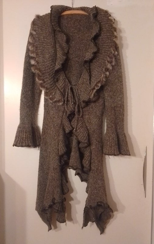 Grábrún jakkapeysa m pífum