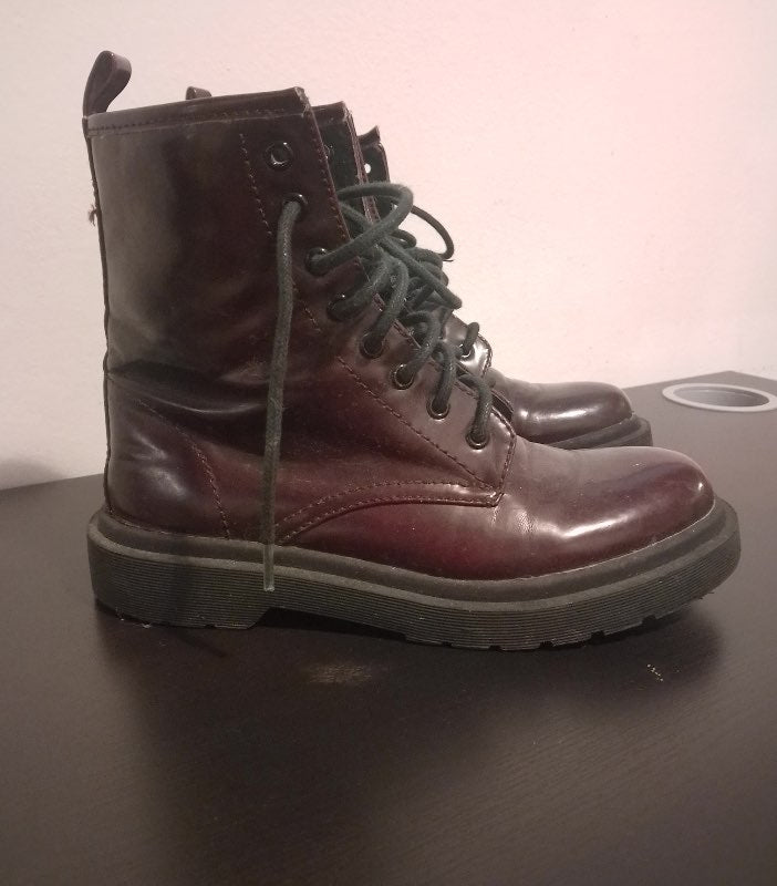 Vínrauðir uppreimaðir leðurskór