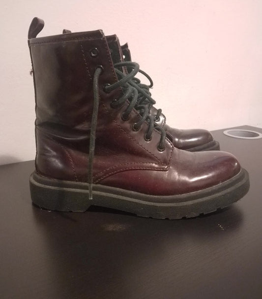 Vínrauðir uppreimaðir leðurskór