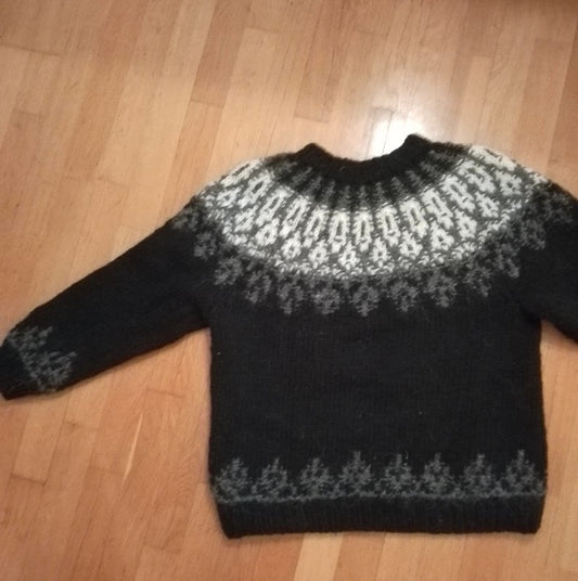 Svart/hvít/grá lopapeysa