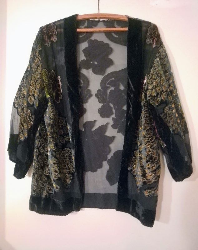 Mynstruð opin blómablússa