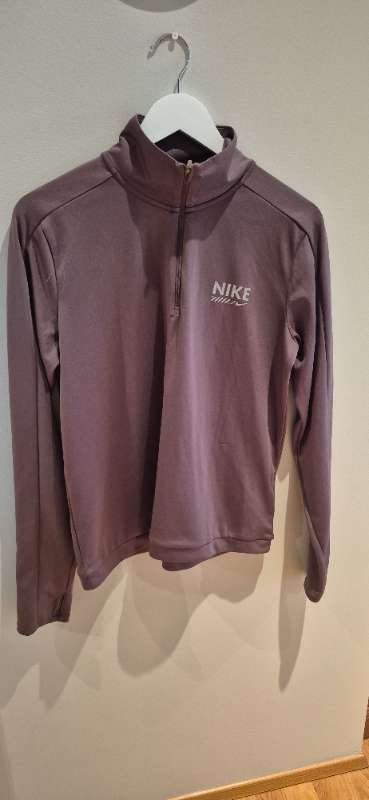 Nike peysa