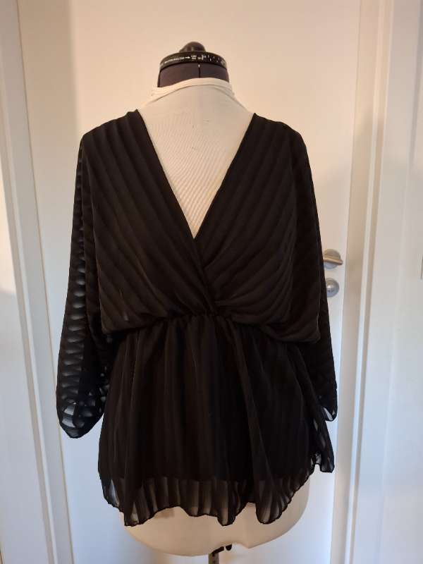 Svartur chiffon toppur