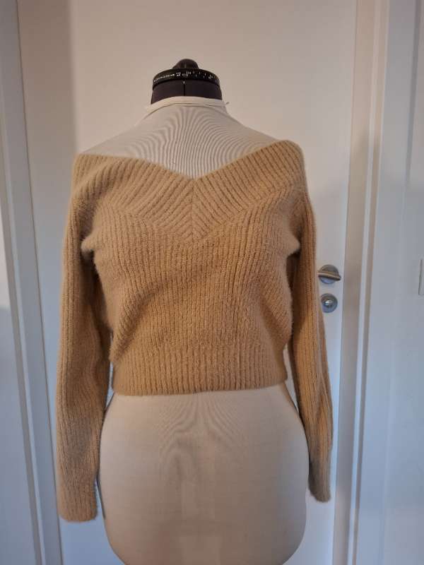 Beige mjúk offshoulder peysa