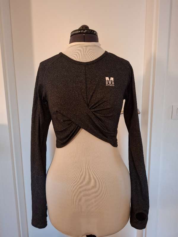 MFitness dökkgrár síðerma, crop toppur