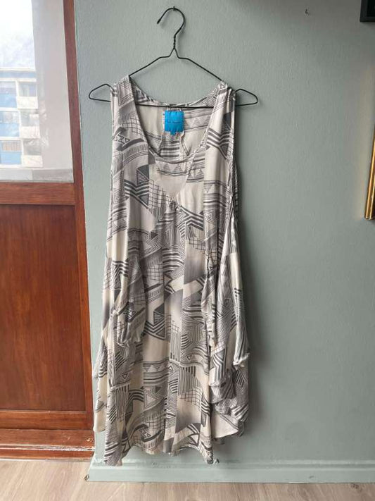 100% silki vintage kjóll grár og hvítur mynstraður