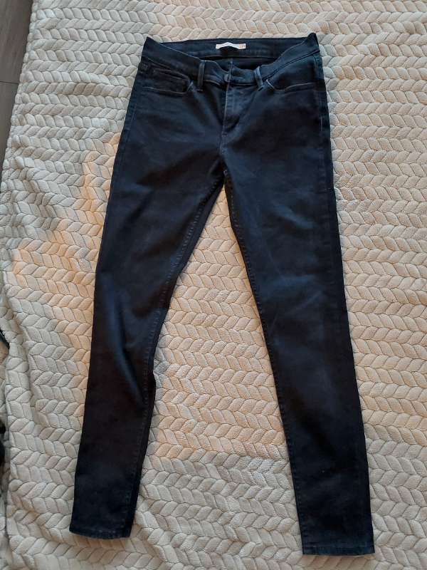 Levis 710 svartar