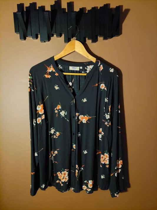 Blússa svört blóma Only carmakoma