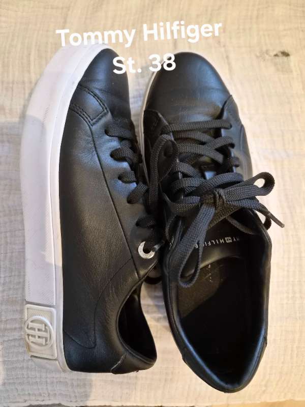 Svartir Tommy Hilfiger strigaskór
