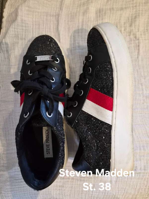 Svartir glimmer Steven Madden strigaskór