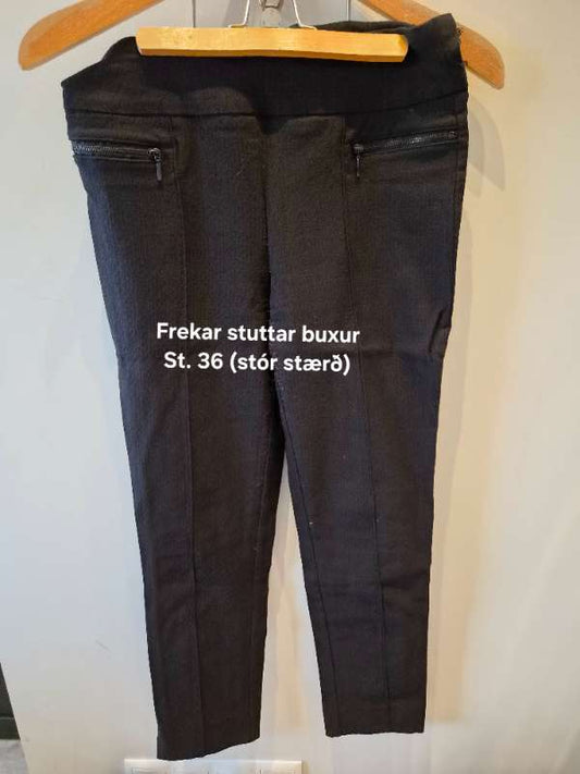 Svartar fínar buxur, frekar stuttar