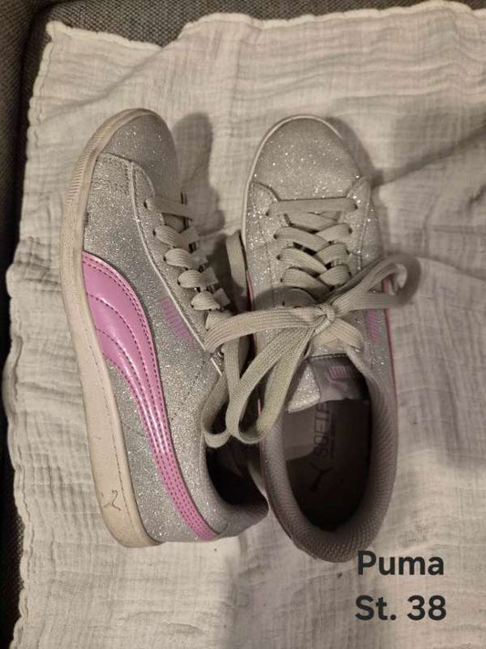 Silfurlitaðir Puma með bleikri rönd