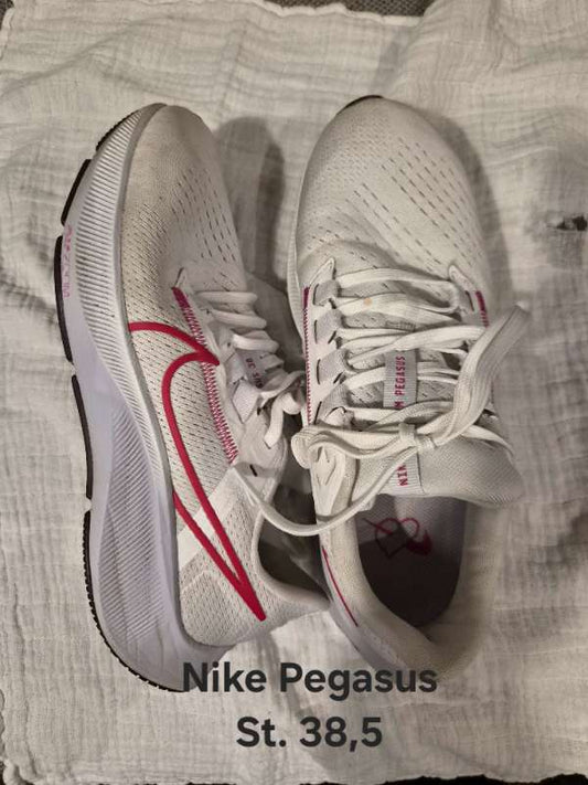 Hvítir Nike Pegasus