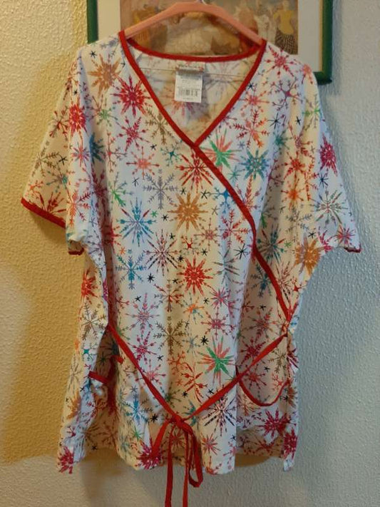 Stjörnuprídd marglit blússa