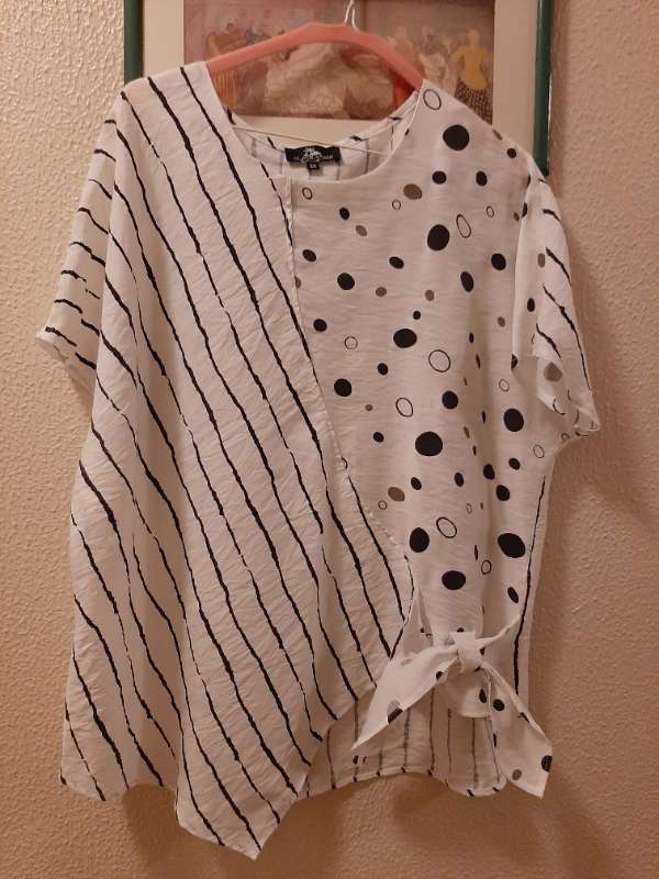 Hvít / svört stutterma blússa