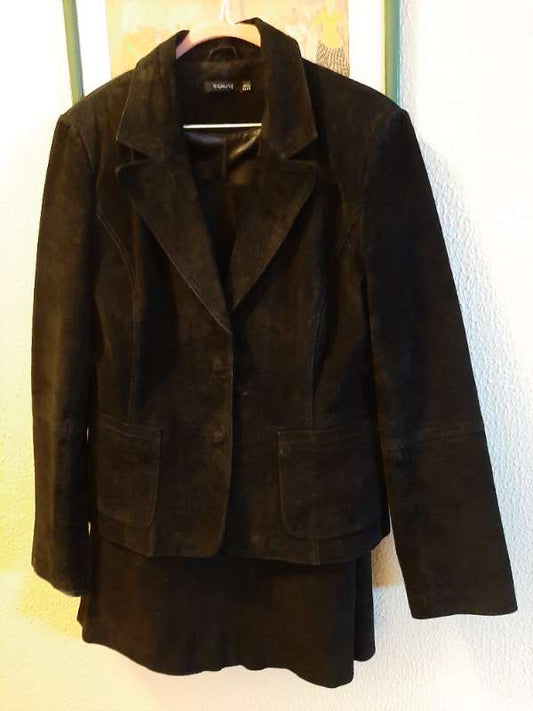 Svört rússkins dragt, sídd á pilsi fyrir neðan hné