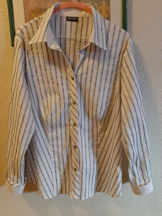 Hvít / grá röndótt skyrta