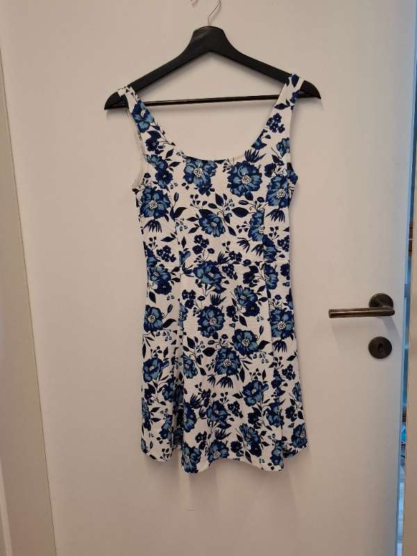 h&m kjóll hvítur og blár blómóttur stærð 36
