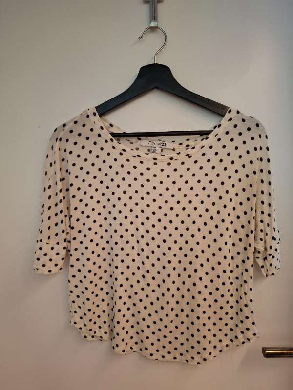 forever 21 crop top hvítur með svörtum doppum