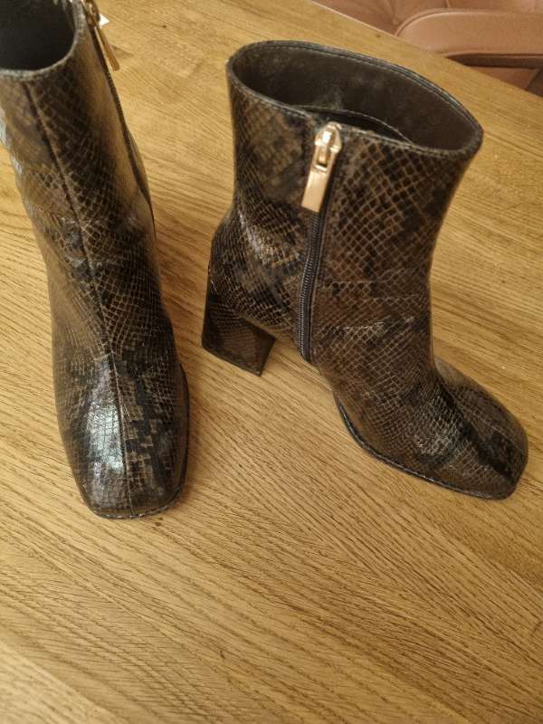 Next snake skin faux stígvél