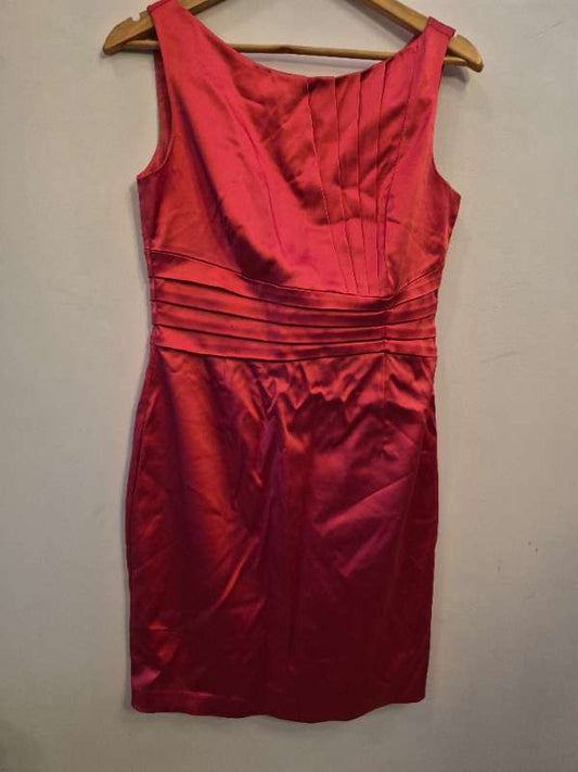 Bleikur satínkjóll