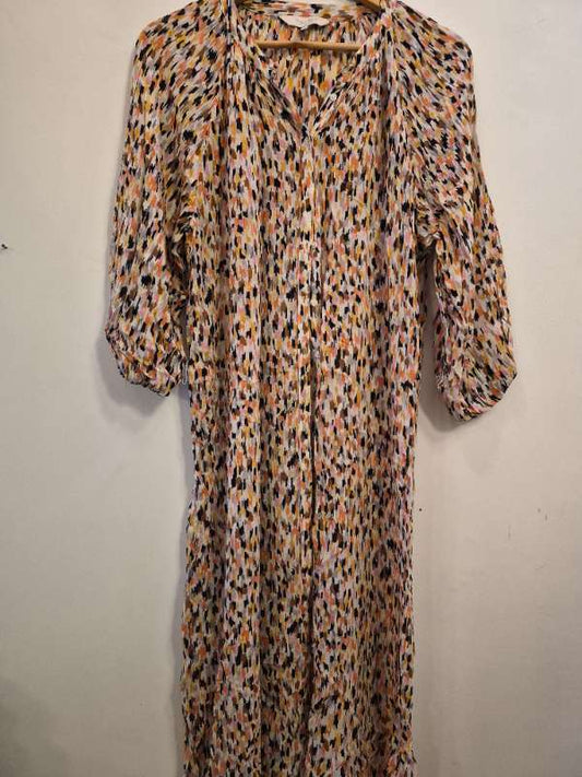 Mynstraður hnepptur kjóll