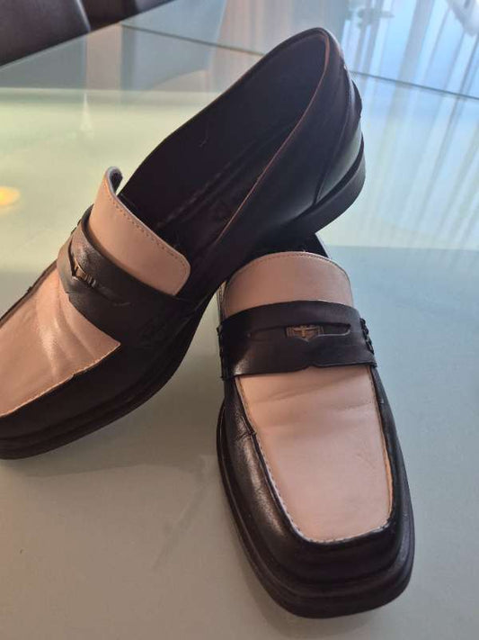 Svartir og hvítir skór