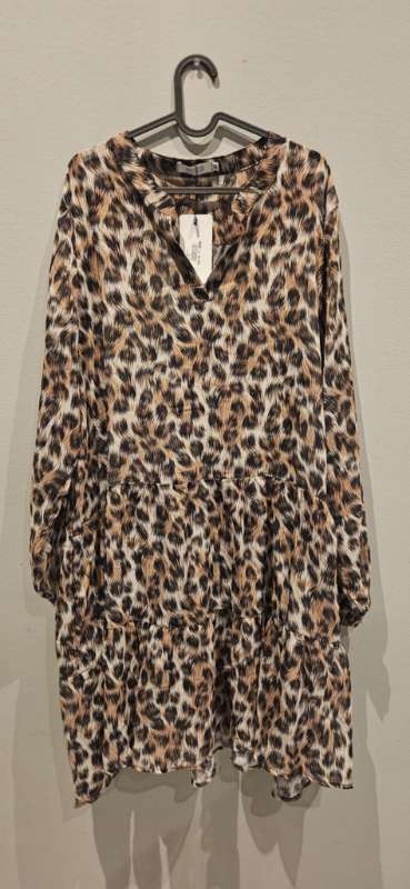 Kjóll með tiger munnstri brúnn