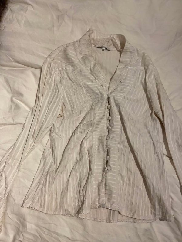 Hvít dress skyrta