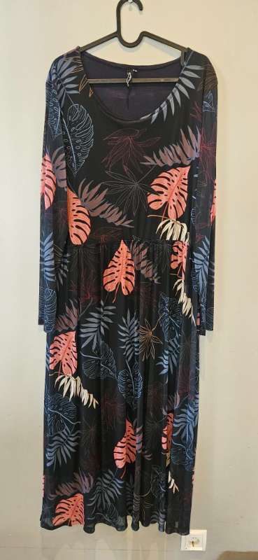 Kjóll með laufblöðum