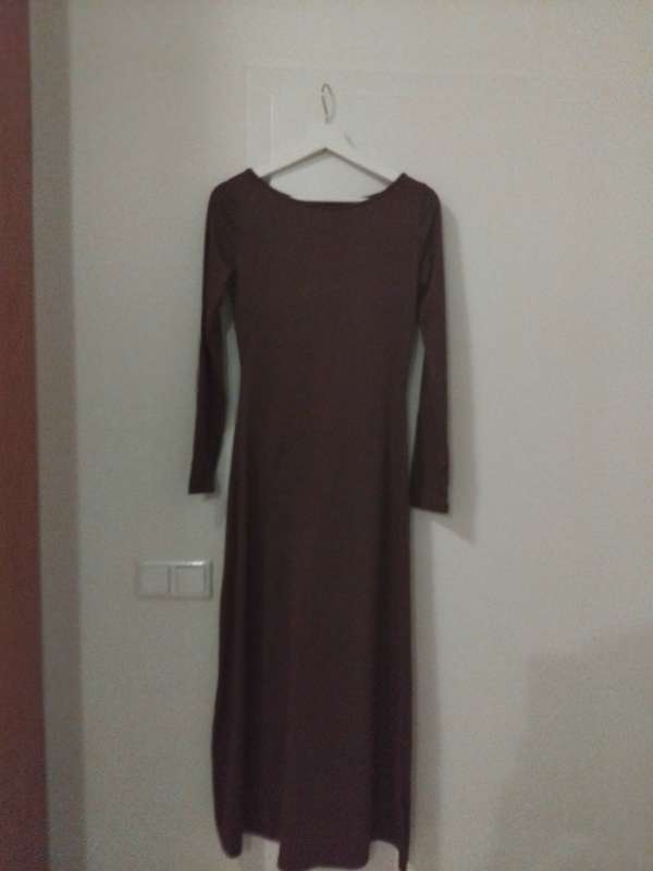 Brúnn kjóll, Composition.