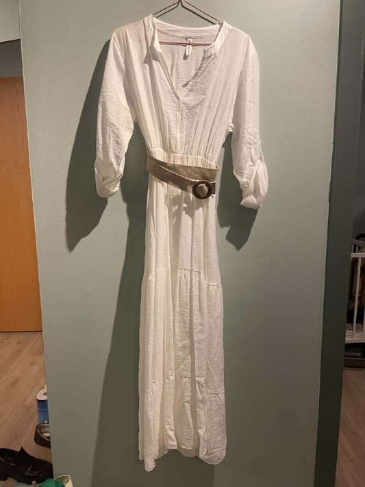 Hvítur kjóll með belti