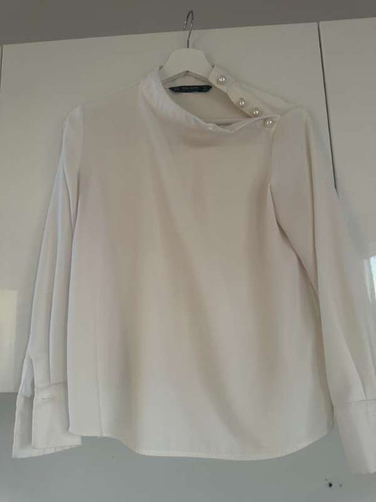 Skyrta beige með hnöppum